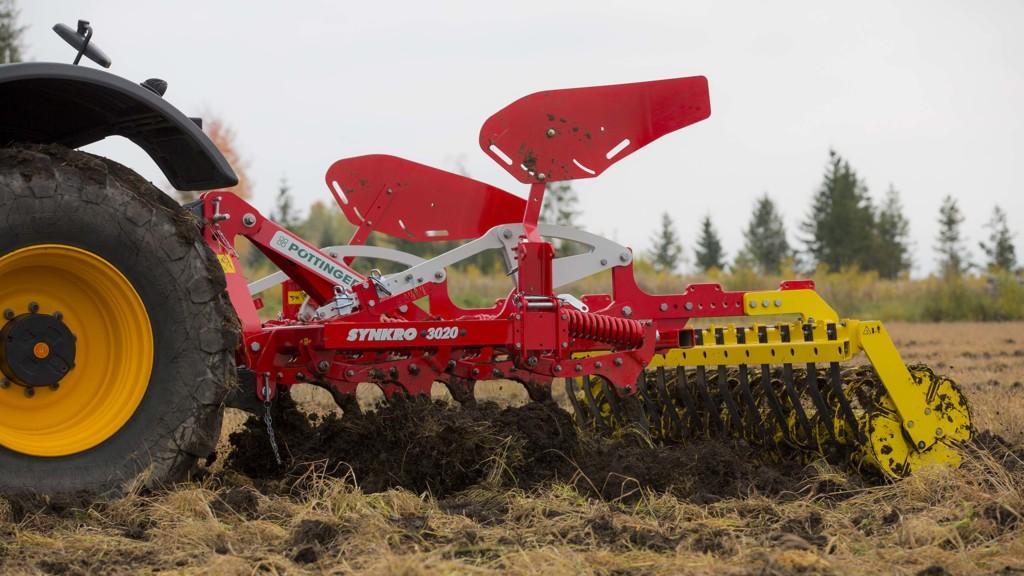 PÖTTINGER SYNKRO 3020 -kultivaattori pellolla