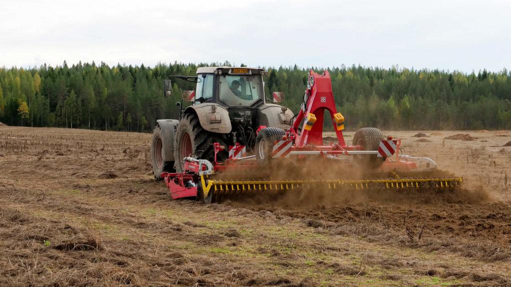 PÖTTINGER TERRADISC -lautasmuokkain pellolla