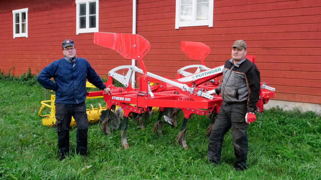 Jukka ja Tapio Juntunen sekä PÖTTINGER SYNKRO -kultivaattori