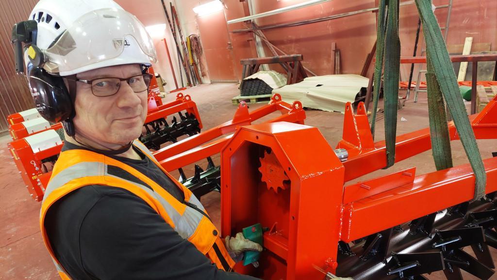Esa Nykänen tekemässä Rock Tornadon karhottimen kokoonpanoa