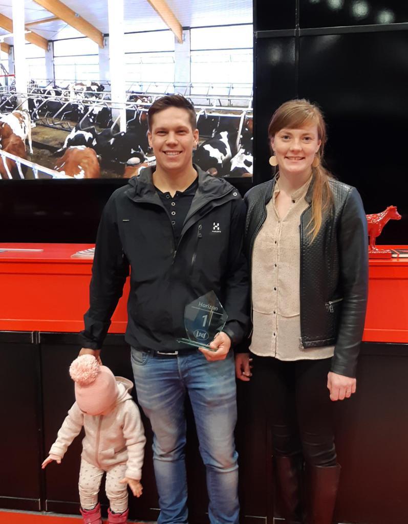 Marianna ja Janne Keränen aloittivat ensimmäisenä uutena tilana Suomessa robottilypsyn Horizon-tuotannonhallintaohjelman kanssa, ja Lely muisti heitä KoneAgriassa tästä lasiveistoksella. Kuvassa myös perheeseen kaksivuotias tytär Elle.