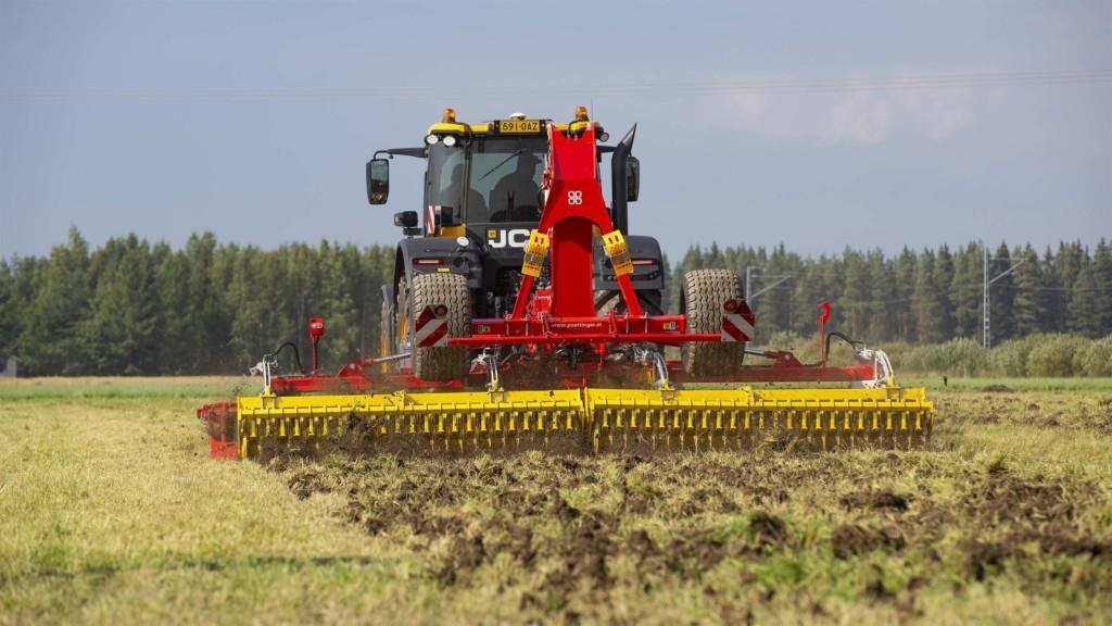 PÖTTINGER TERRADISC -lautasmuokkain ja JCB Fastrac -traktori pellolla