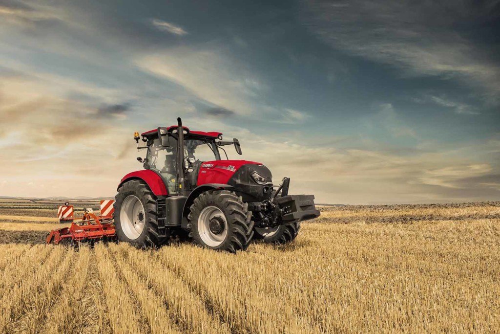 Case IH Puma 165 CVX -traktori pellolla