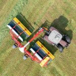 pöttinger Mergento VT 9220 mattokarhotin traktorin perässä pellolla ylhäältä kuvattuna.