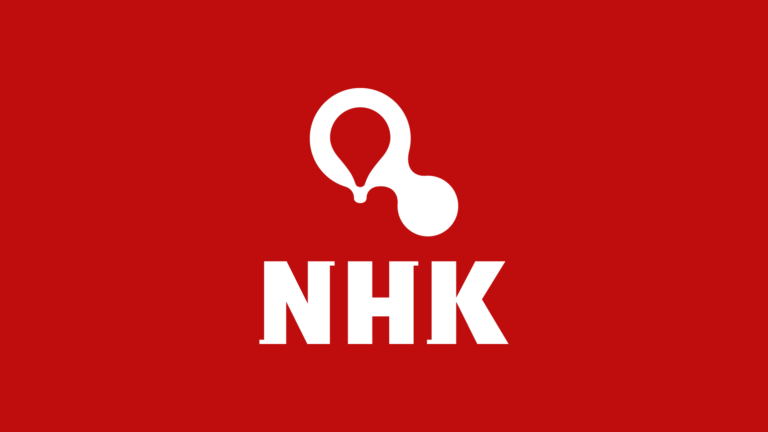 Valkoinen NHK logo punaisella taustalla