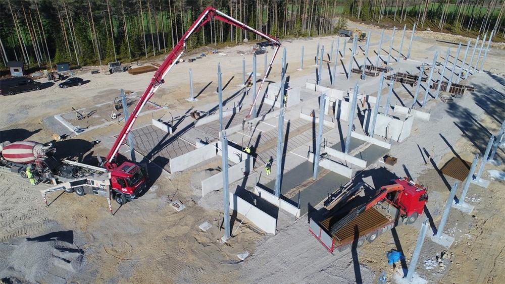 Ilmakuva Koskimäen maitotilan pihaton rakennustyömaalta