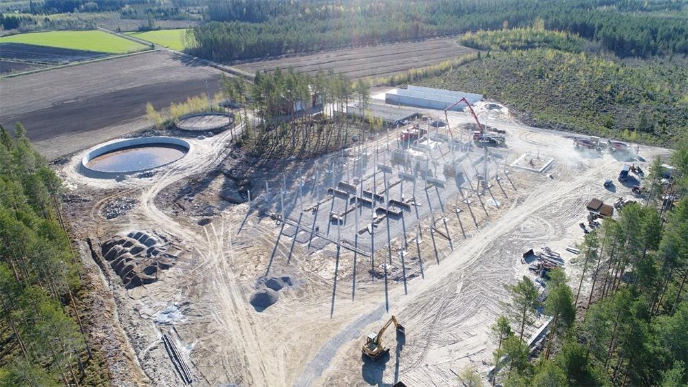 Ilmakuva Koskimäen maitotilan pihaton rakennustyömaalta