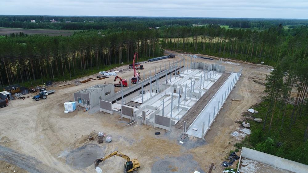 Ilmakuva Koskimäen maitotilan pihaton rakennustyömaalta