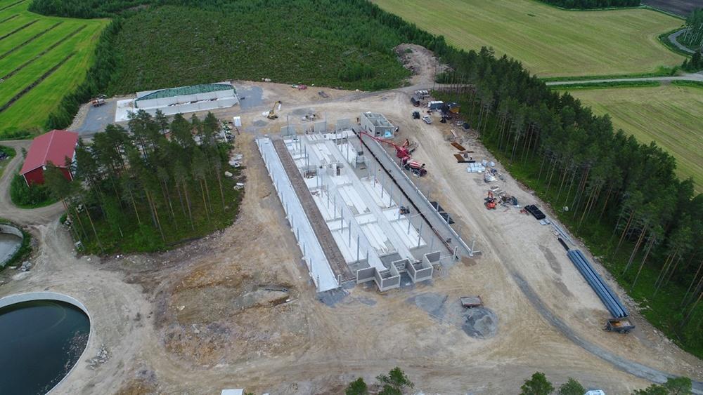 Ilmakuva Koskimäen maitotilan pihaton rakennustyömaalta