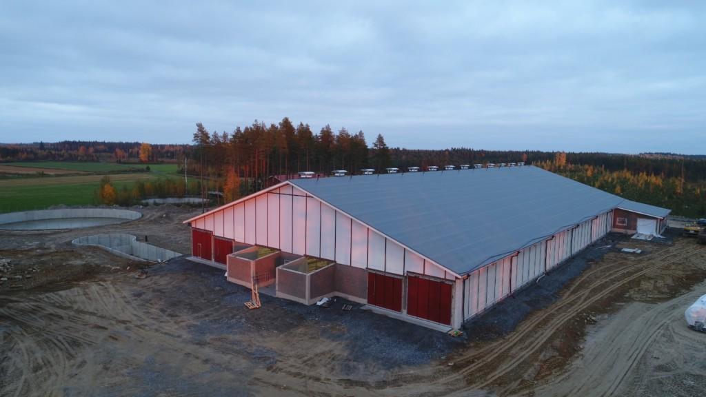 Ilmakuva Koskimäen maitotilan pihaton rakennustyömaalta