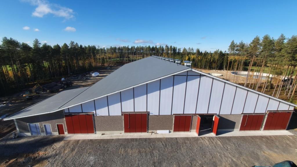 Ilmakuva Koskimäen maitotilan pihaton rakennustyömaalta
