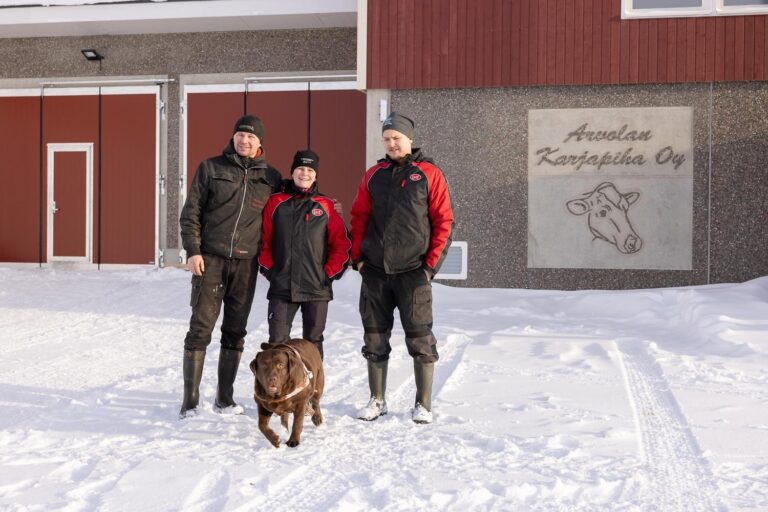 Jukka, Minna ja Janne Määttä sekä Nata-koira