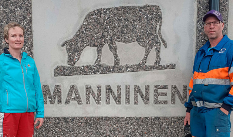 Virpi ja Juha Manninen Robora-navetan edessä