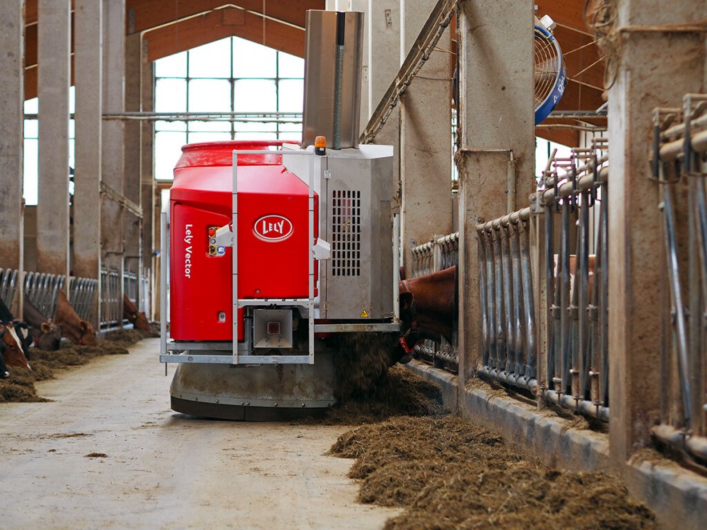 Lely Vector syöttää lehmiä Marttilan tilalla