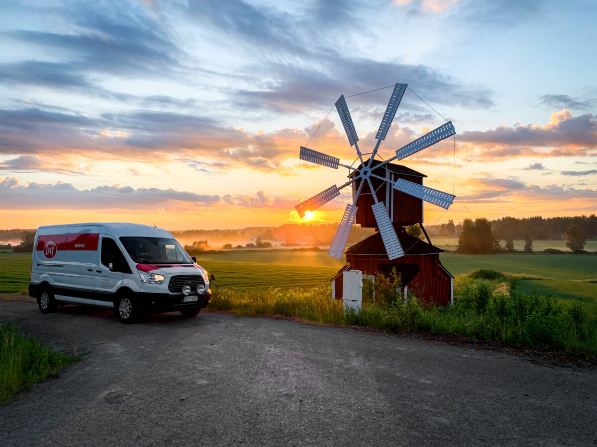 Robottihuollon pakettiauto kuvattuna auringonnousun aikaan